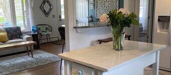 NEW Coastal Retreat-Walk to Beach-Sauna-Basketball Court-Steps to Narrow River