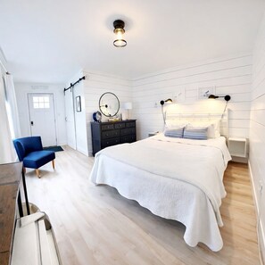 1 bedroom, Internet, bed sheets - Downtown Ogunquit!  Steps to the Beach, Dining & Shops! Park & Walk Everywhere! (Ogunquit)