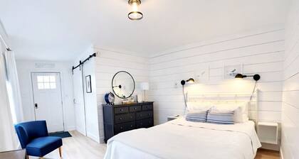Downtown Ogunquit! Steps to the Beach, Dining & Shops! Park & Walk Everywhere!
