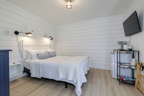 1 bedroom, Internet, bed sheets - Downtown Ogunquit!  Steps to the Beach, Dining & Shops! Park & Walk Everywhere! (Ogunquit)