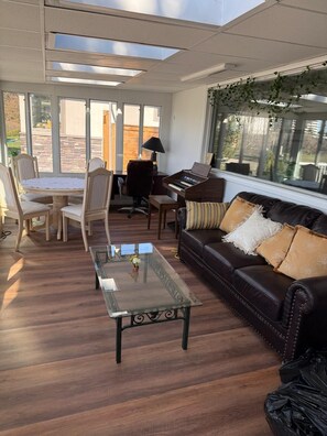 TV - Convenient Location Near Large Shopping Mall and Train Station. (Calgary)