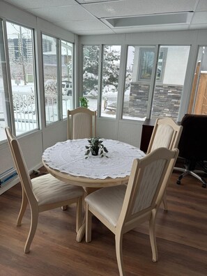 Dining - Convenient Location Near Large Shopping Mall and Train Station. (Calgary)