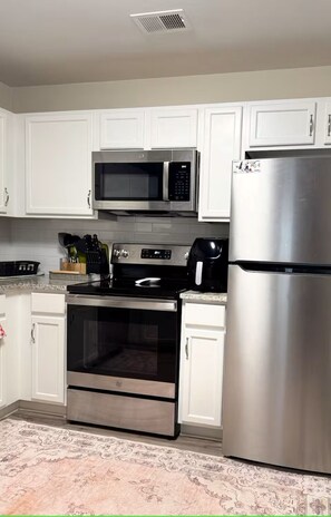 Private kitchen - Cozy Corner Cottage (Raleigh)