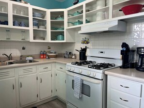 Fridge, oven, stovetop, coffee/tea maker - Family Getaway w-Pool, Park & Near Beaches (Pensacola)