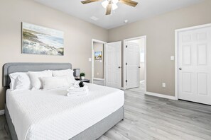 Desk, iron/ironing board, WiFi, bed sheets - Modern Beach Escape-Game Zone, BBQ, 5 min Beach (Pensacola)