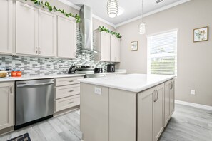 Fridge, microwave, oven, stovetop - Modern Beach Escape-Game Zone, BBQ, 5 min Beach (Pensacola)