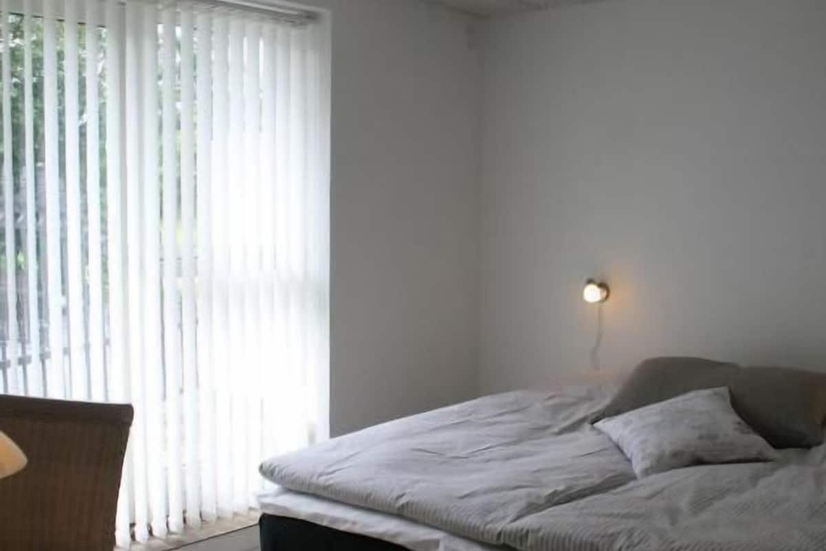 Twin Room, Garden View | Desk, free WiFi