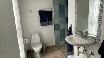 Kamar Twin, pemandangan kebun | Kamar mandi | Shower, perlengkapan mandi gratis, pengering rambut, dan handuk