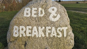 Una gran roca con la inscripción 'BED & BREAKFAST'.