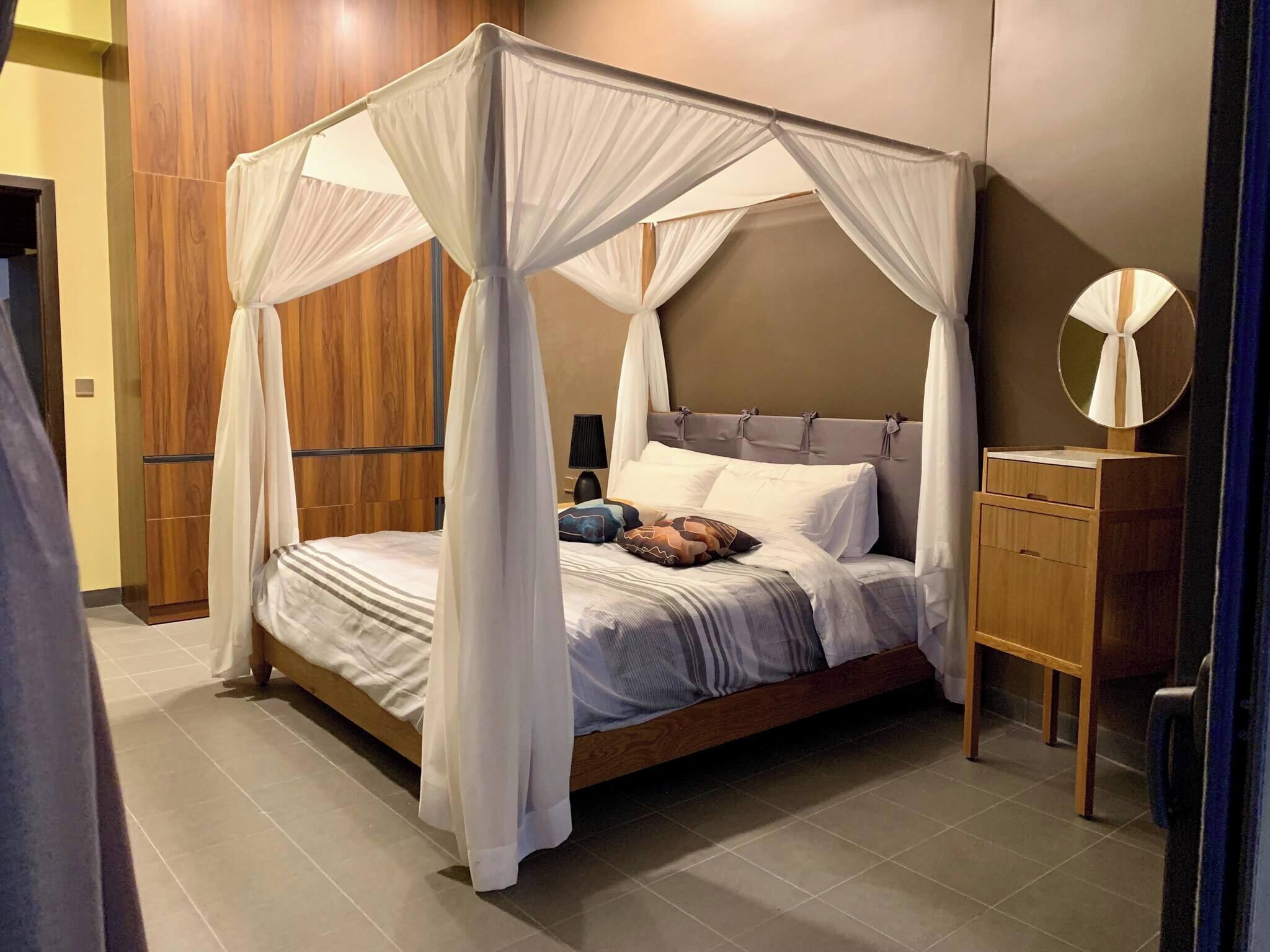 Iron/ironing board, WiFi, bed sheets