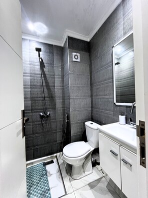Towels, toilet paper - Modern 2BR Apartment with Pool & Parking – Near Beach in Tangier (Tangier)