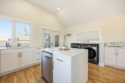 The StayWell - Perfect Bungalow for Two in Downtown Sarnia