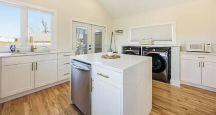 The StayWell - Perfect Bungalow for Two in Downtown Sarnia