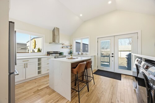 The StayWell - Perfect Bungalow for Two in Downtown Sarnia