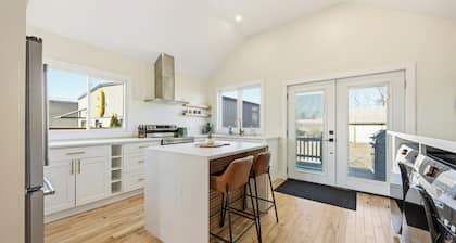 The StayWell - Perfect Bungalow for Two in Downtown Sarnia