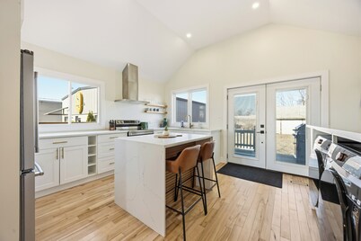 The StayWell - Perfect Bungalow for Two in Downtown Sarnia