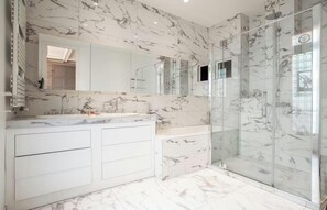 Bathroom - THE ESSENCE OF PARISIAN LUXURY BATHED IN NATURAL LIGHT - 200 SQM – SAINT GERMAIN (Paris)