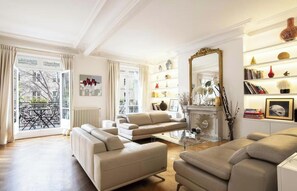 Living area - THE ESSENCE OF PARISIAN LUXURY BATHED IN NATURAL LIGHT - 200 SQM – SAINT GERMAIN (Paris)