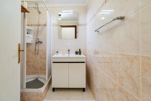Dusche, Haartrockner, HandtĂŒcher