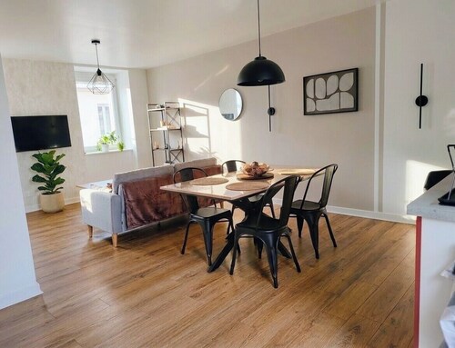 Elegant new apartment just a stone's throw from the market