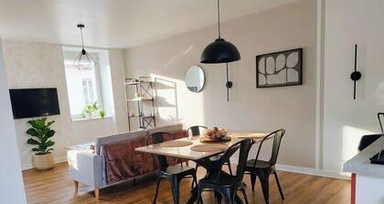 Elegant new apartment just a stone's throw from the market
