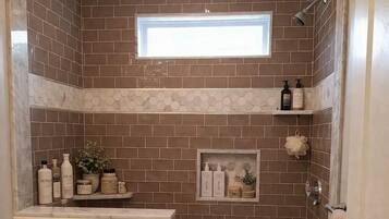 Douche, sèche-cheveux, serviettes fournies, savon