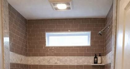 Modern 3BR Apt 1st Fl Parking, WiFi, Ldry. & UTIL inc. Walk to Miriam & Brown U.