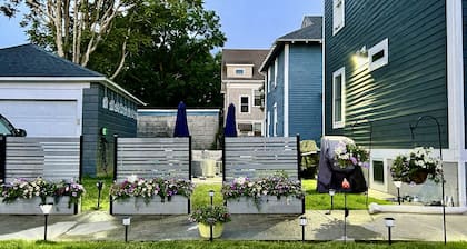 Modern 3BR Apt 1st Fl Parking, WiFi, Ldry. & UTIL inc. Walk to Miriam & Brown U.