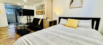 Private 1 BR Suite near U of W