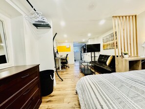 Desk, iron/ironing board, WiFi, bed sheets - Private 1 BR Suite near U of W (Waterloo)
