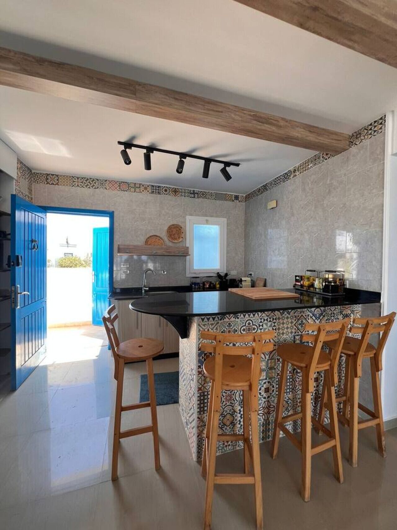 Frigorífico, placa de cocina y utensilios de cocina