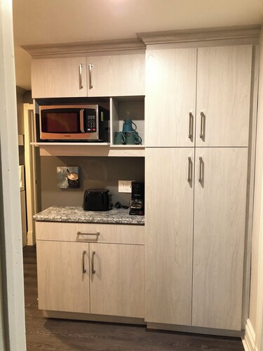 Large Clean Comfortable Centrally Located 1 bedroom Apt