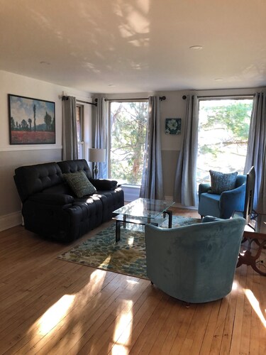 Large Clean Comfortable Centrally Located 1 bedroom Apt