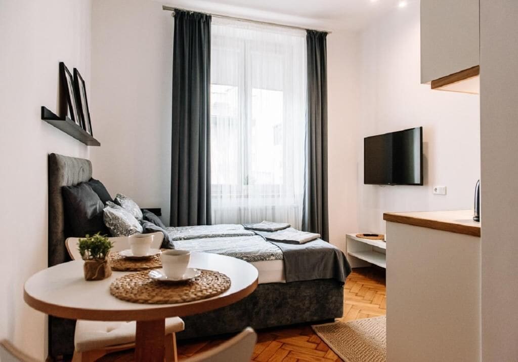 Estudi en suite clàssic, vistes al pati | Cortines opaques, planxa i posts de planxar i wifi gratuïta 