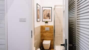 Classic Studio Suite, Balcony, Courtyard View | Bathroom