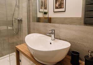 Ducha, artículos de tocador gratuitos, secador de pelo, toallas