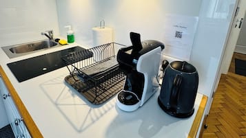 Classic Studio Suite, Courtyard View | Private kitchenette | Stovetop, espresso maker, coffee/tea maker, electric kettle