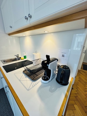 ห้องคลาสสิกสตูดิโอสวีท, วิวสวนหย่อม | ครัวขนาดเล็กส่วนตัว | เตาประกอบอาหาร, เครื่องชงกาแฟเอสเปรสโซ, เครื่องชงกาแฟ/ชา, กาต้มน้ำไฟฟ้า