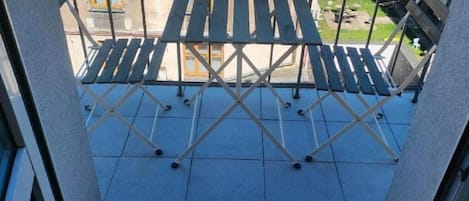 Classic Studio Suite, Balcony, Courtyard View | Outdoor dining