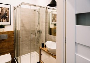 Classic Studio Suite, Balcony, Courtyard View | Bathroom | Shower, free toiletries, hair dryer, towels - Memory Apartments (Kraków)