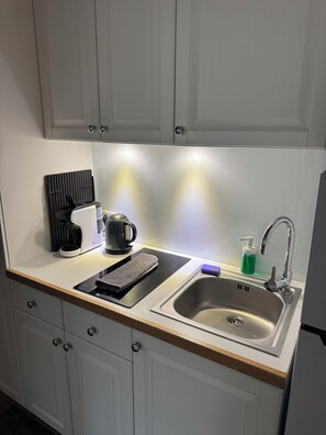 Classic Apartment | Private kitchen | Stovetop, espresso maker, coffee/tea maker, electric kettle - Memory Apartments (Kraków)