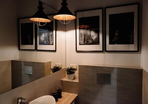 Classic-Studiosuite, Blick auf den Innenhof | Badezimmer | Dusche, kostenlose Toilettenartikel, Haartrockner, Handtücher