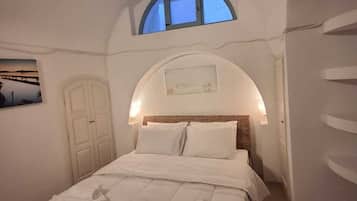 Classic Studio Suite, 1 Queen Bed, Non Smoking, Pets Allowed | Iron/ironing board, free WiFi