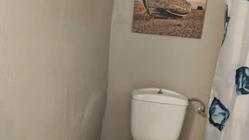 Classic Studio Suite, 1 Queen Bed, Non Smoking, Pets Allowed | Bathroom