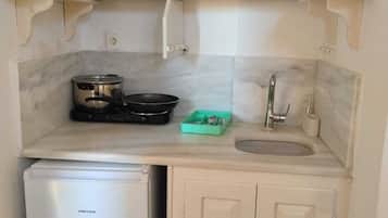 Classic Studio Suite, 1 Queen Bed, Non Smoking, Pets Allowed | Private kitchen