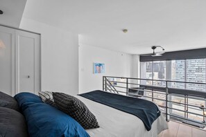 Tabla de planchar con plancha, wifi y ropa de cama 