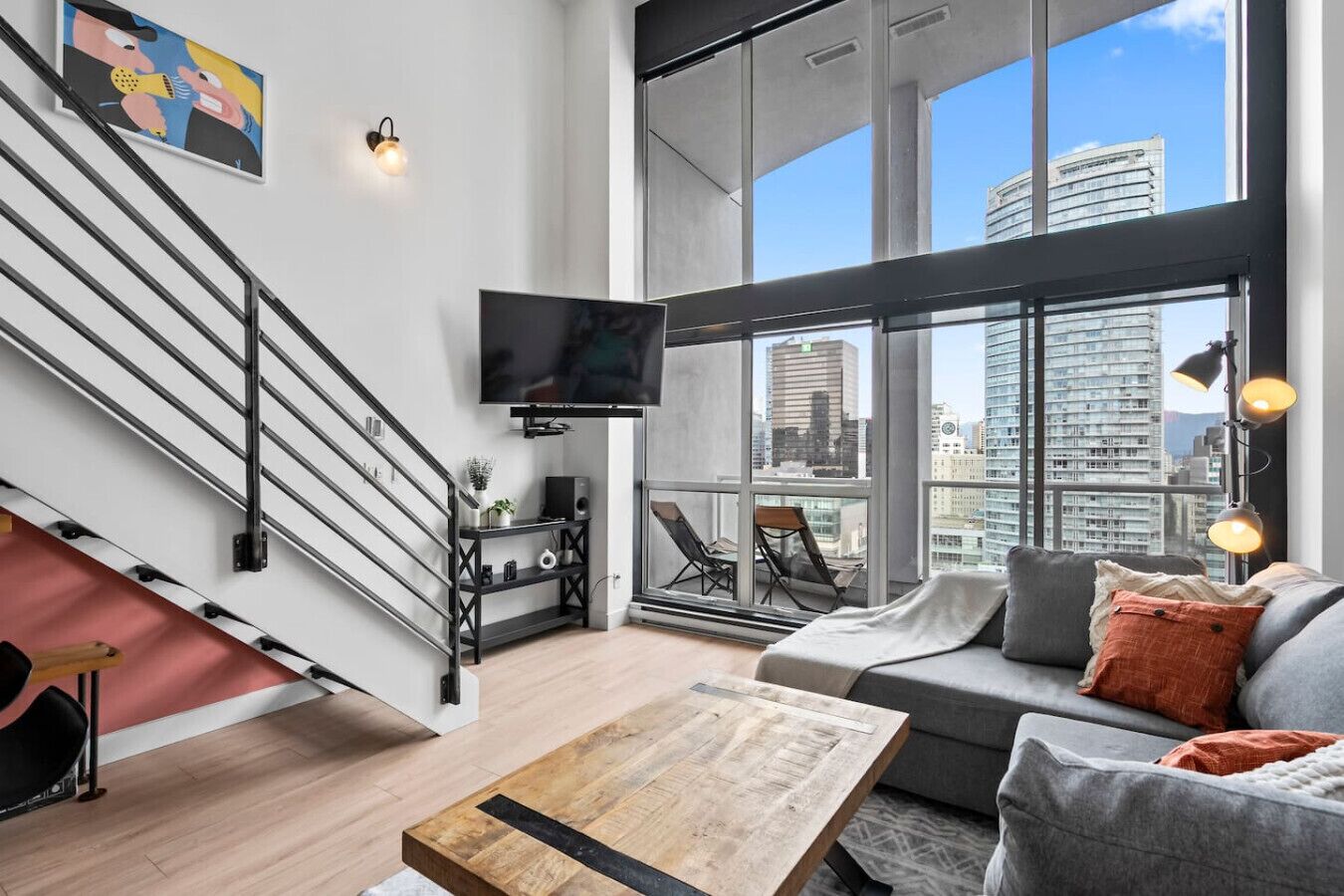 The Eclectic - Open Concept Loft Apartment - Vancouver