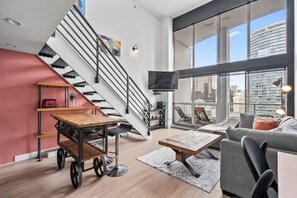 TV - The Eclectic - Open Concept Loft Apartment (Vancouver)