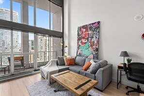 TV - The Eclectic - Open Concept Loft Apartment (Vancouver)