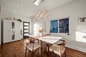 Dining - Modern 2BR | Walk to Commercial Drive (Vancouver)